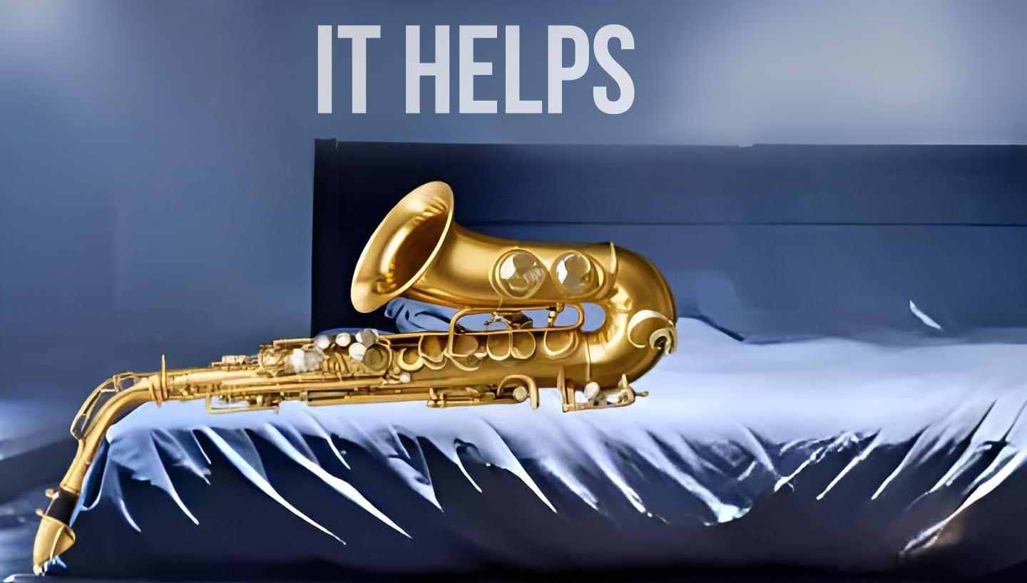 Cover it helps, zeigt Saxophon auf einem Bett nachts auf einer nebligen Straße