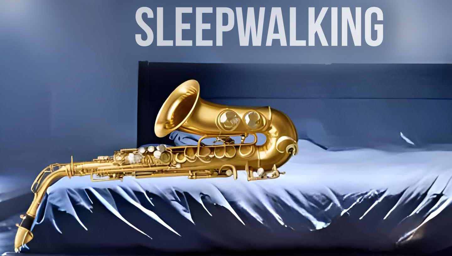 Cover sleepwalking, zeigt Saxophon auf einem Bett nachts auf einer nebligen Straße